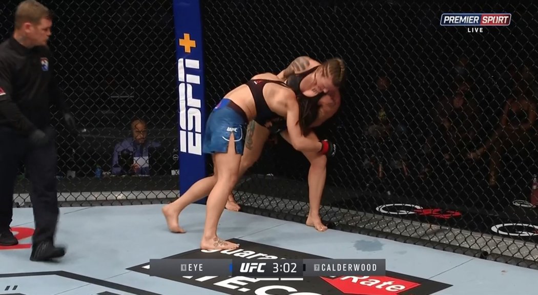 UFC 257: ženský zápas Jessica Eyeová (USA) vs. Joanne Calderwoodová (Skot.)