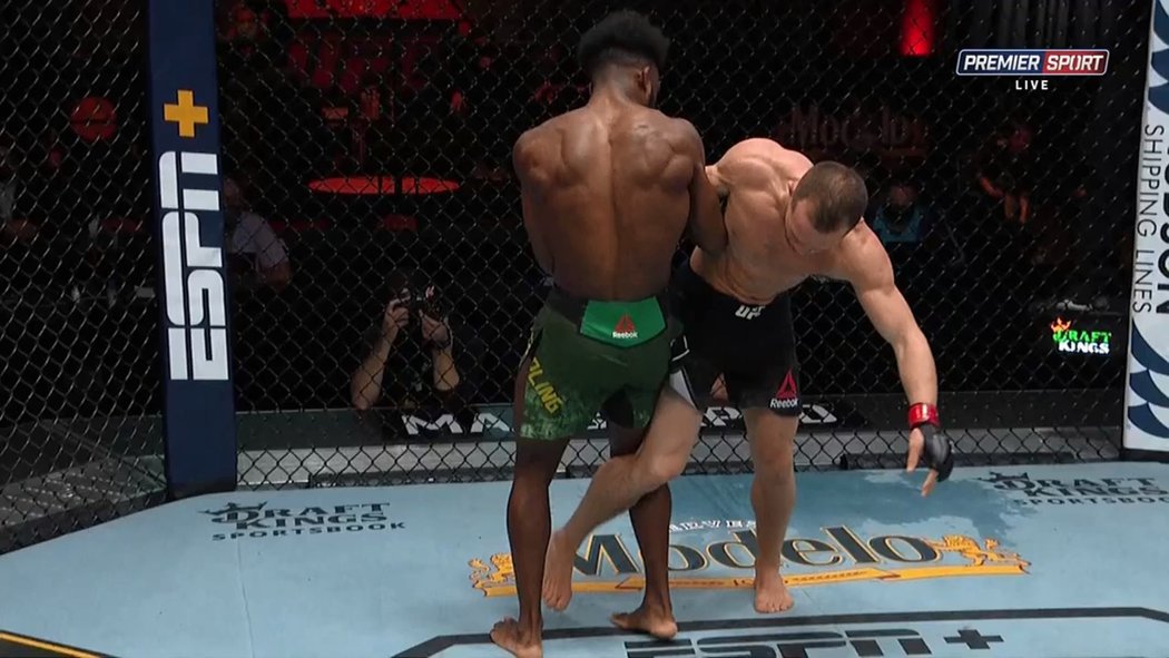 UFC 259: Petr Jan vs. Aljamain Sterling, vítězem se stal Sterling kvůli diskvalifikaci Jana, který použil nepovolený kop, když Američan klečel na zemi