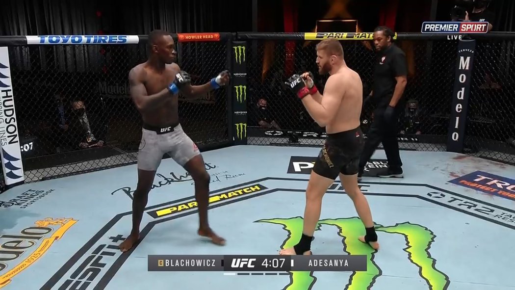 UFC 259: hlavní zápas šampionů Jan Błachowicz vs. Israel Adesanya, na body zvítězil Błachowicz