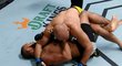 Hlavní duel UFC Fight Night 182 ovládl jednačtyřicetiletý Brazilec Glover Teixeira, když ve třetím kole nasadil úspěšné škrcení o pět let mladšímu krajanovi Thiagu Santosovi.