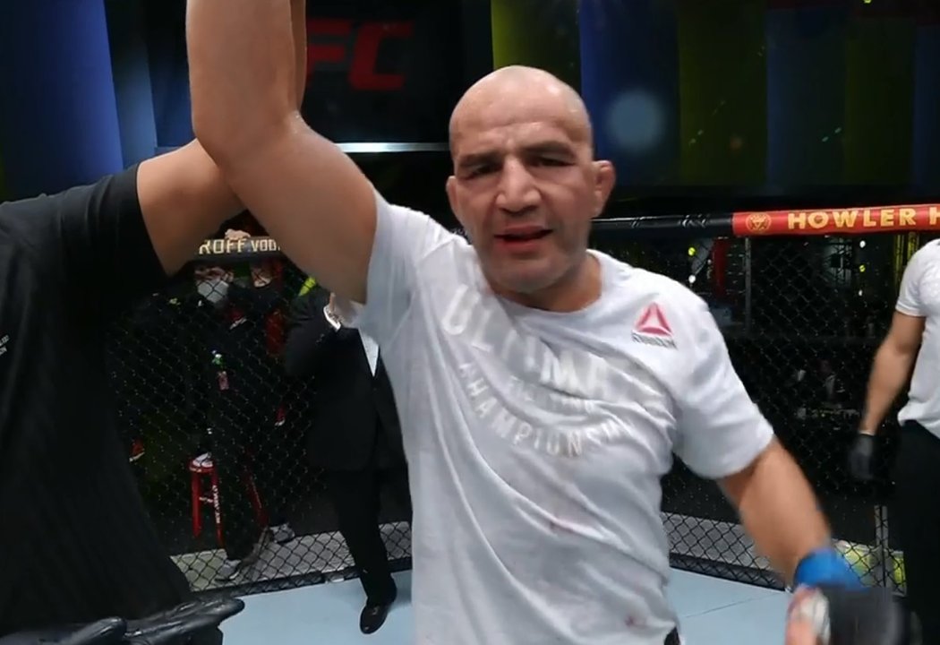 Hlavní duel UFC Fight Night 182 ovládl jednačtyřicetiletý Brazilec Glover Teixeira, když ve třetím kole nasadil úspěšné škrcení o pět let mladšímu krajanovi Thiagu Santosovi. 