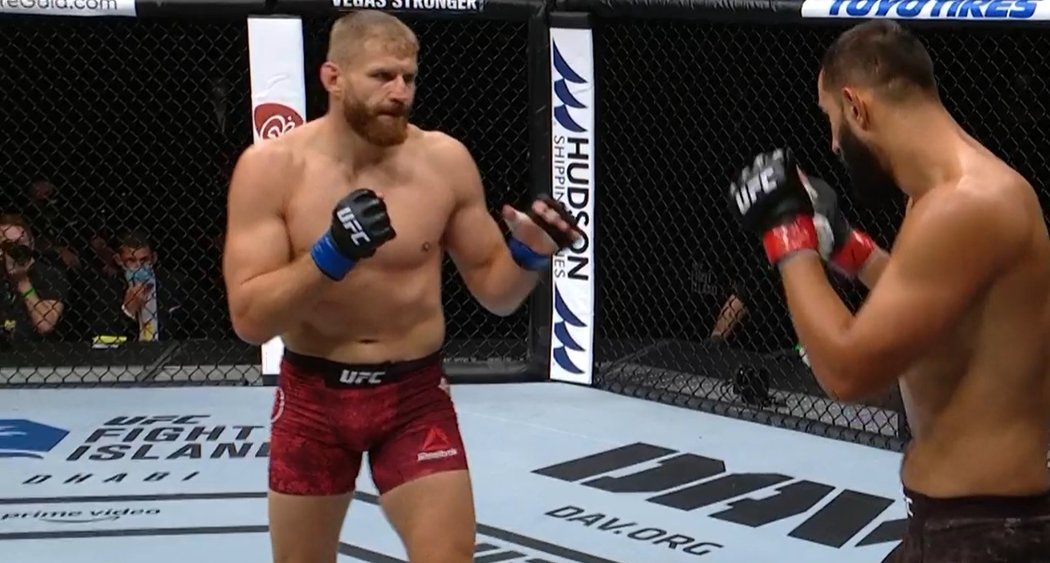 Jan Blachowicz (vlevo) porazil v boji o titul polotěžké váhy UFC Dominicka Reyese