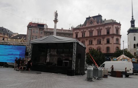 Na brněnském náměstí Svobody už je nachystané pódium pro prvního českého šampiona Jiřího Procházku