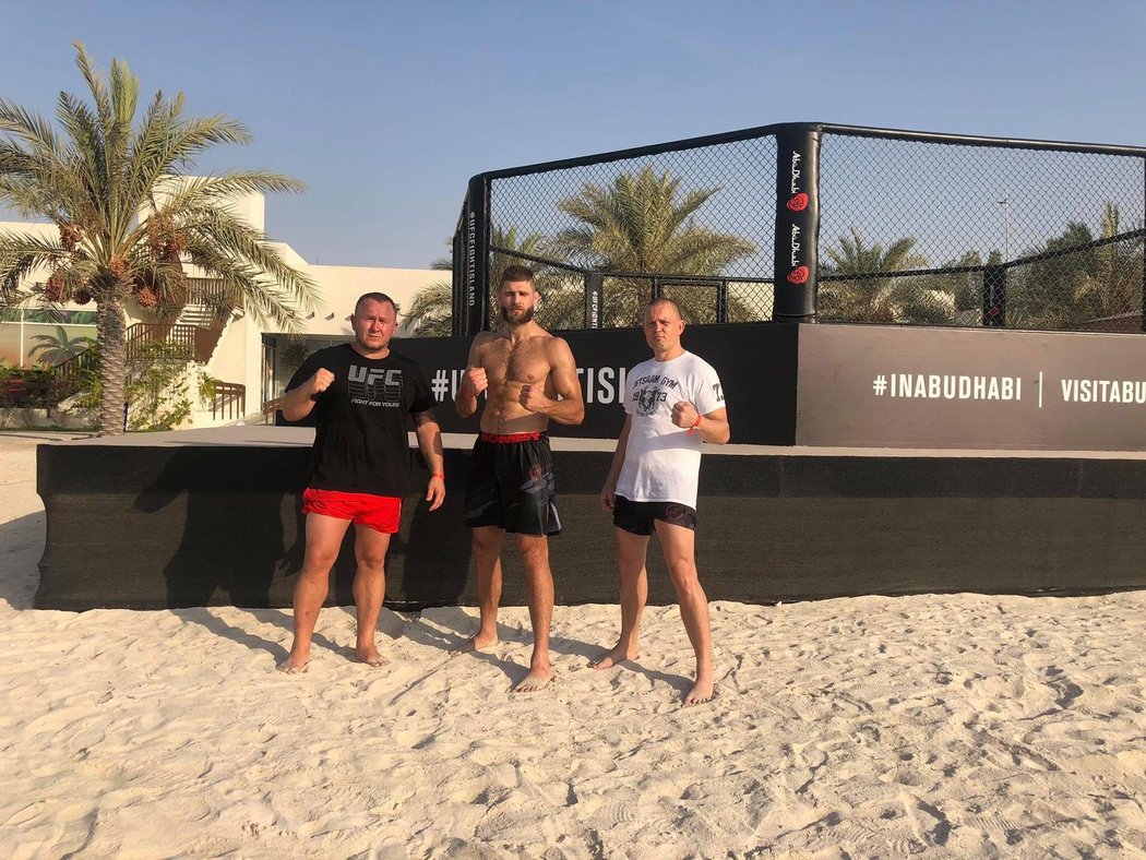 Jiří Procházka (uprostřed) se svými trenéry Martinem Karaivanovem (vpravo) a Jaroslavem Hovězákem na Yas Islandu ve Spojených arabských emirátech, kde se uskuteční turnaj UFC 251.