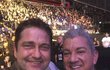 Zleva: slavný herec Gerard Butler a legendární moderátor MMA galavečerů Bruce Buffer na UFC v Londýně Zleva: slavný herec Gerard Butler a legendární moderátor MMA galavečerů Bruce Buffer na UFC v Londýně