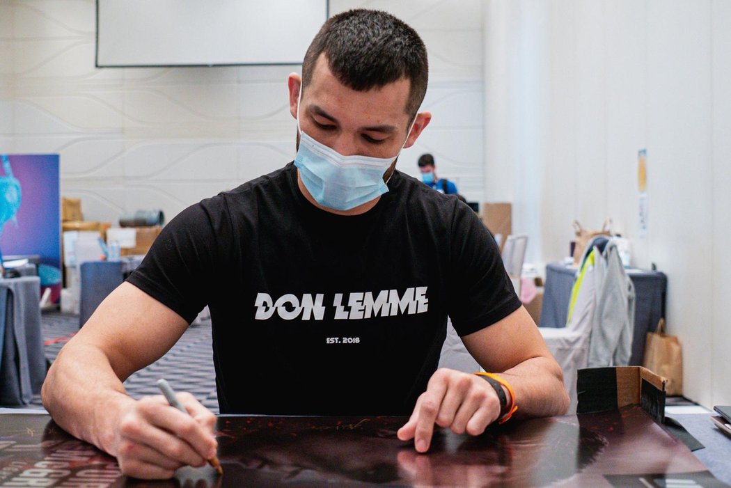 Machmud Muradov během podepisování plakátů k UFC 257