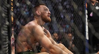 McGregor je po operaci, výhru soupeře neuznává. Kouč odhalil vznik zranění