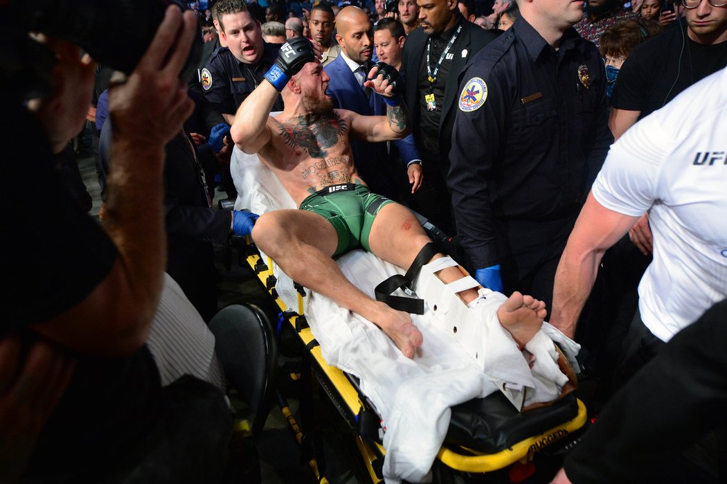 Zraněného Conora McGregora odnášejí pryč z klece