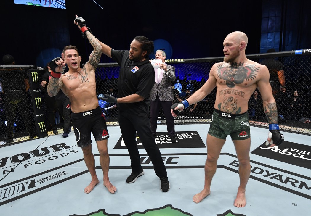 Tohle čekal málokdo! Dustin Poirier slaví výhru nad Conorem McGregorem.