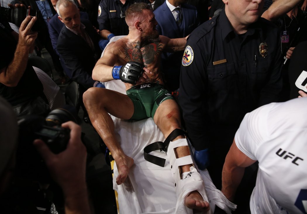 Zraněný Conor McGregor po utkání s Dustinem Poirierem