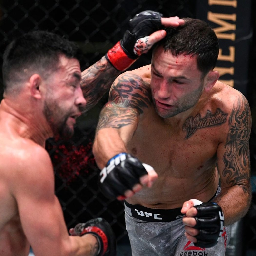 Frankie Edgar zasadil Pedru Munhozovi několik tvrdých úderů