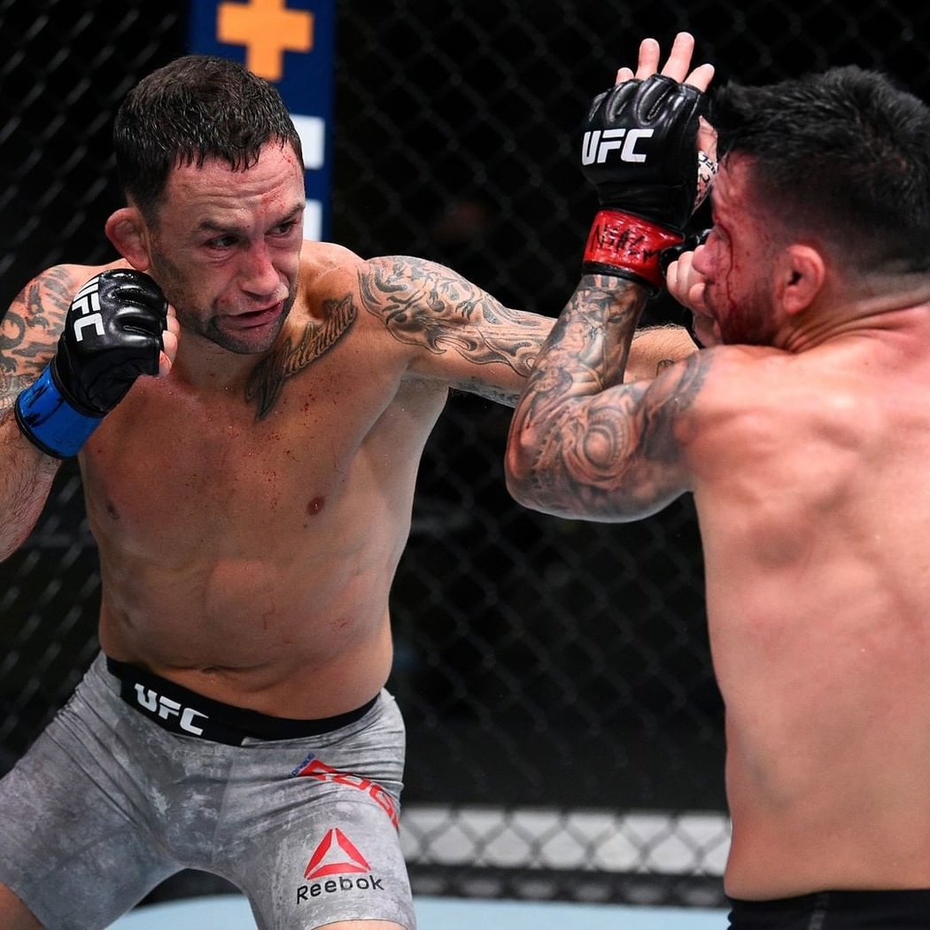 Frankie Edgar zasadil Pedru Munhozovi několik tvrdých úderů