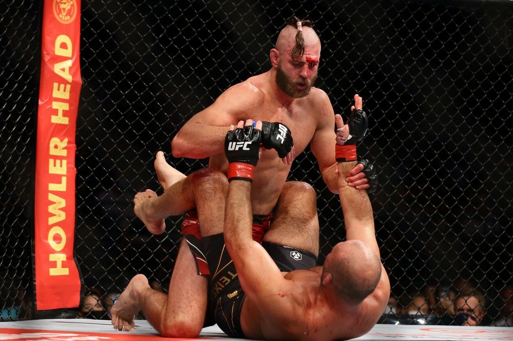 Nelítostný souboj Jiřího Procházky proti Gloveru Teixeirovi, který vedl k prvnímu českému titulu v UFC