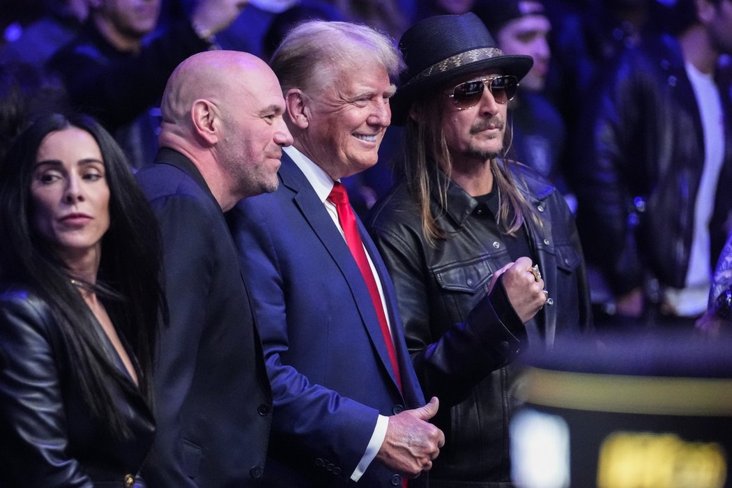 Do hlediště před Procházkovým zápasem zavítal i bývalý prezident USA Donald Trump, na snímku s ním šéf UFC Dana White a hudebník Kid Rock.