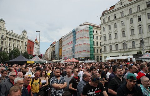 Fanoušci v Brně čekají na Jiřího Procházku
