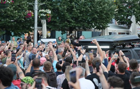 Jiřího Procházku vítají fanoušci na zaplněném náměstí v Brně