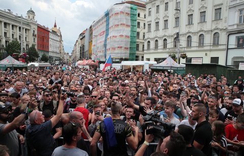 Plné náměstí v Brně při přivítání Jiřího Procházky