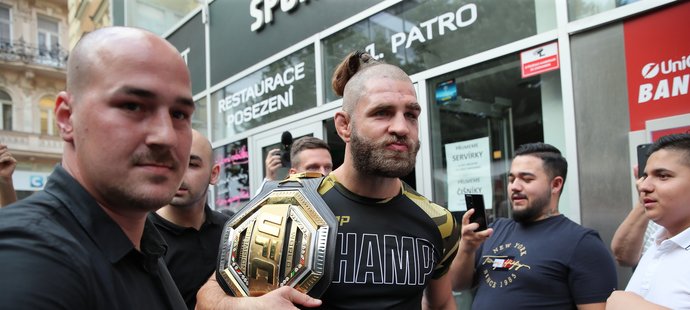 Velkolepé přivítání Jiřího Procházky v Brně po triumfu v UFC