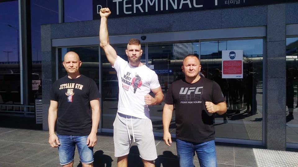 Jiří Procházka se svým týmem před odletem k prvnímu zápasu v UFC