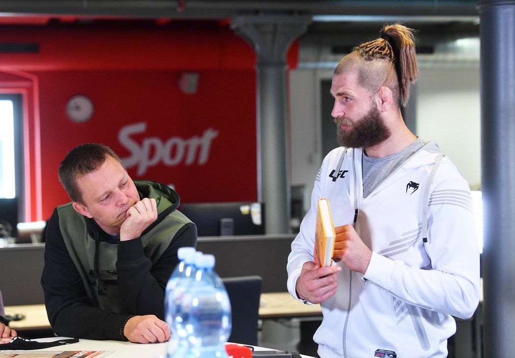 Jiří Procházka na návštěvě v redakci deníku Sport. Sleduje ho trenér Martin Karaivanov.