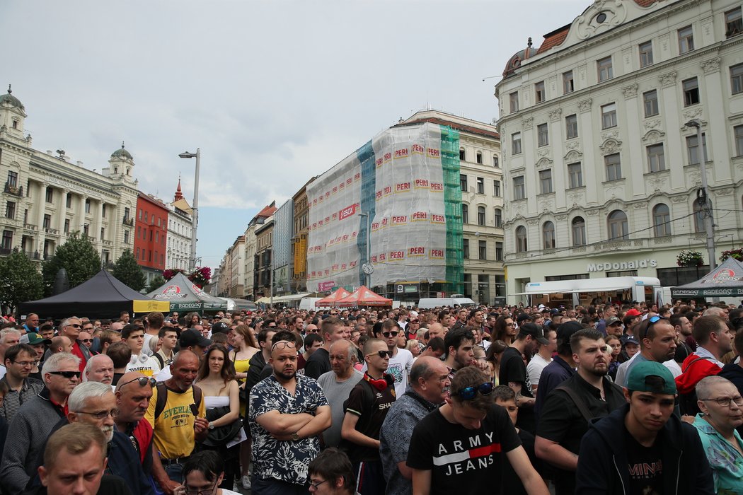 Fanoušci v Brně čekají na Jiřího Procházku