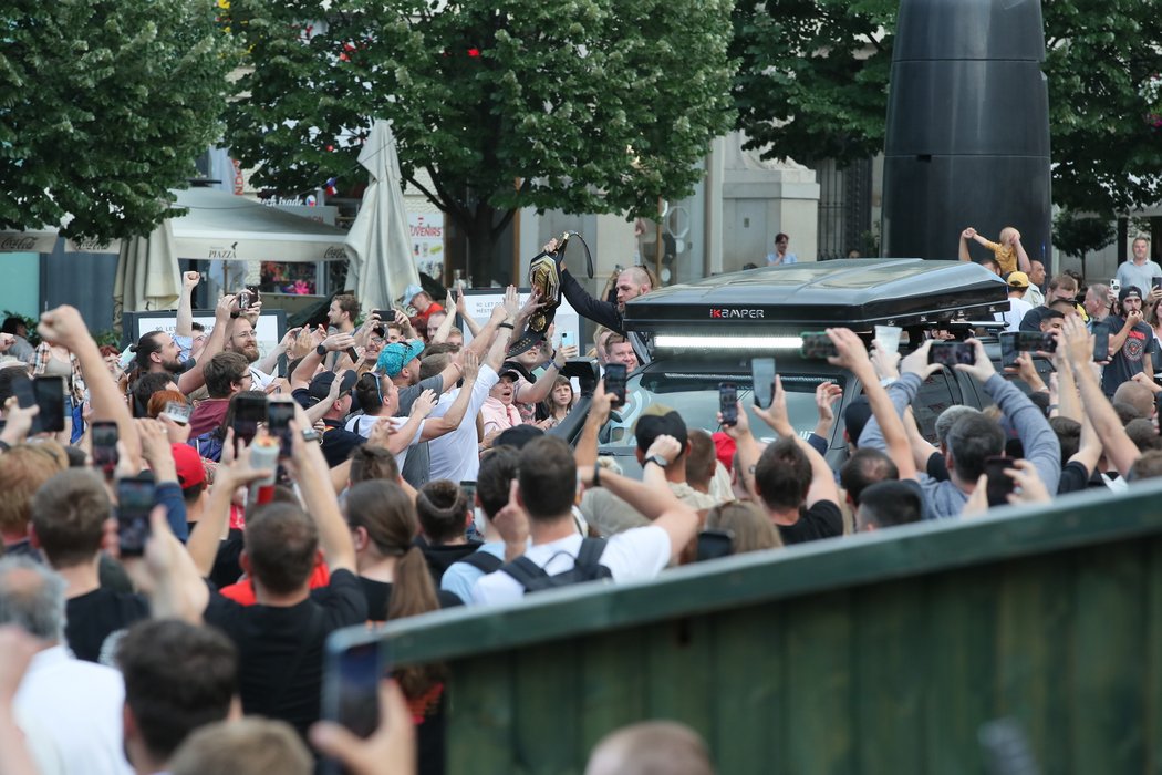 Jiřího Procházku vítají fanoušci na zaplněném náměstí v Brně