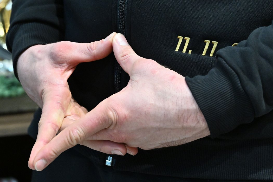 Detailní pohled na ruce MMA zápasníka Jiřího Procházky