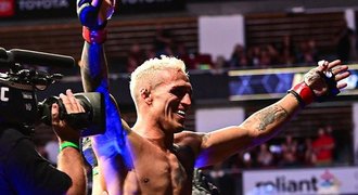 Tvrďák Oliveira: po 11 letech titul v UFC! Bylo slyšet obrovské křupnutí
