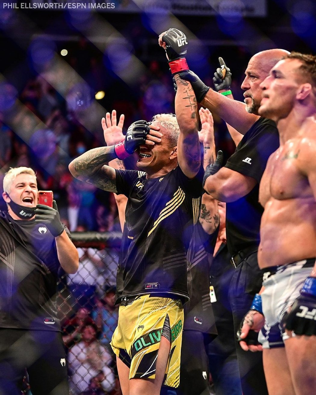 Charles Oliveira porazil v titulovém zápase na turnaji UFC 262 Michaela Chandlera