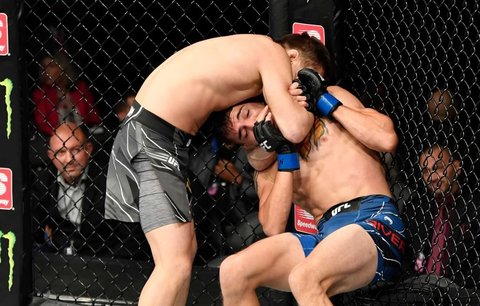 UFC 264: Zhalgas Zhumagulov utáhl gilotinu ve stoje a vítězí už v prvním kole na submisi! 