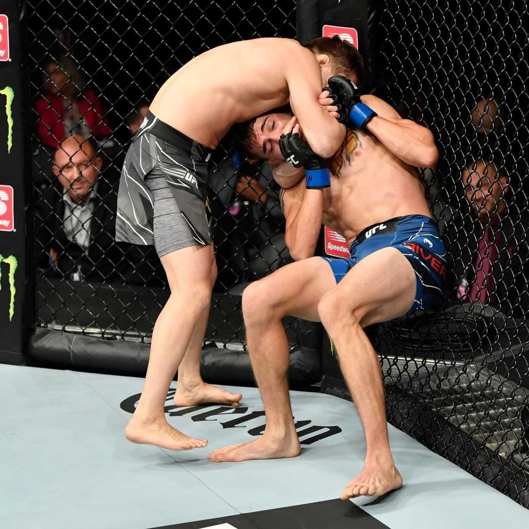 UFC 264: Zhalgas Zhumagulov utáhl gilotinu ve stoje a vítězí už v prvním kole na submisi!