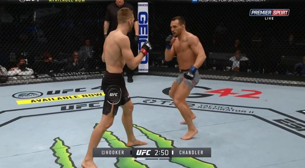 UFC 257: zápas Dan Hooker (NZ) vs. Michael Chandler (USA)