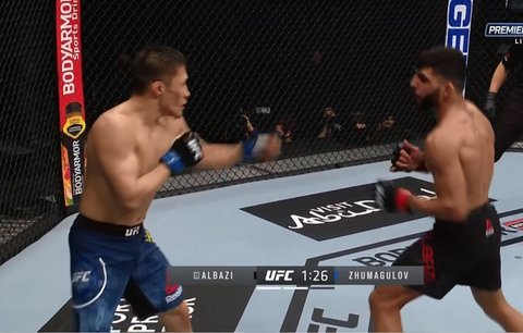 První zápas turnaje UFC 257: Amir Albazi (Švé.) vs. Žalmas Žumagulov (Kaz.)
