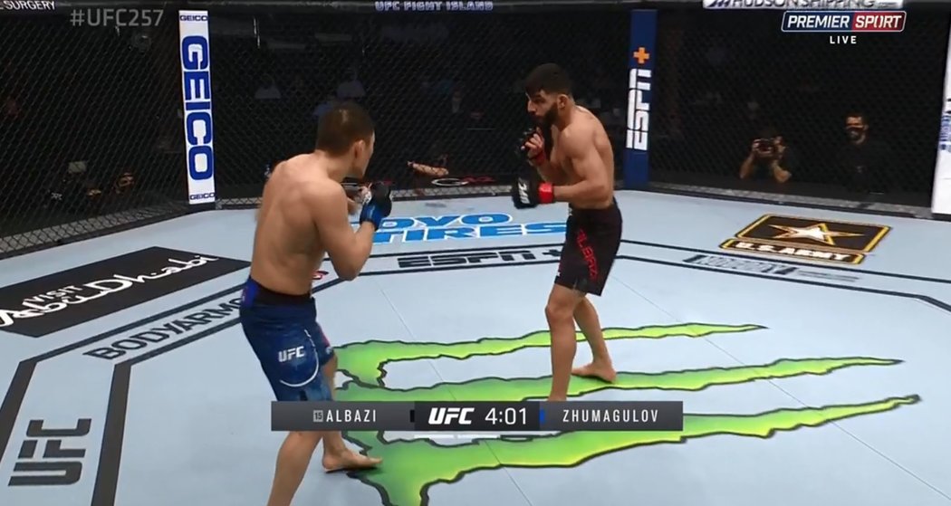 První zápas turnaje UFC 257: Amir Albazi (Švé.) vs. Žalmas Žumagulov (Kaz.)