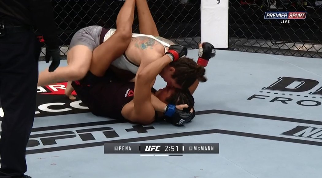 UFC 257: ženský zápas Julianna Peñová (USA) vs. Sara McMannová (USA)