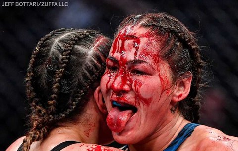 První ženský zápas turnaje UFC 264 mezi Jennifer Maiaovou a Jessicou Eyeovou. Velmi vyrovnaná bitva, kterou nejspíš díky větší přesnosti při boxerských výměnách ovládla Jennifer Maiaová. Brazilka porazila Jessicu Eyeovou na body (29-28, 29-28, 30-27) 