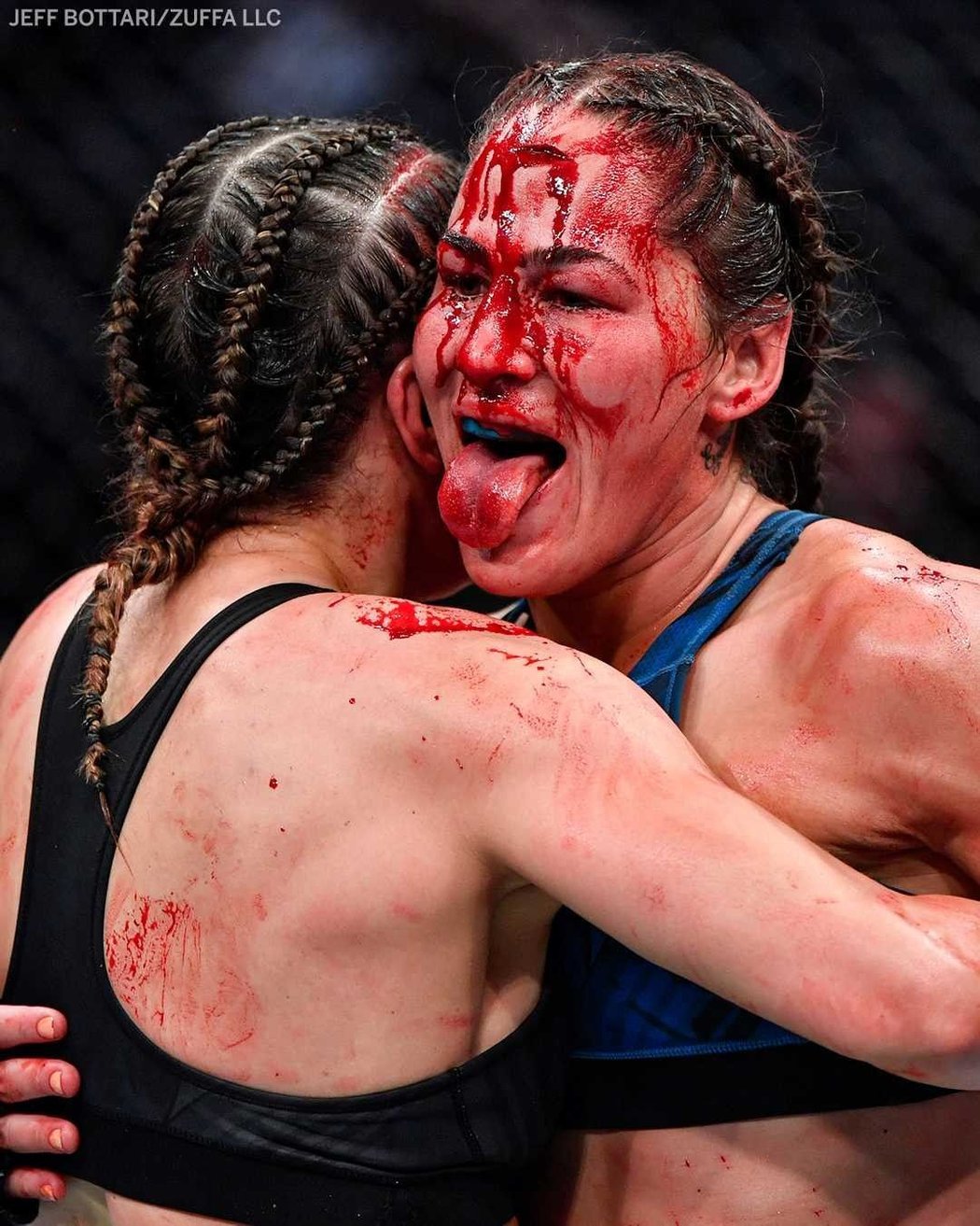 První ženský zápas turnaje UFC 264 mezi Jennifer Maiaovou a Jessicou Eyeovou. Velmi vyrovnaná bitva, kterou nejspíš díky větší přesnosti při boxerských výměnách ovládla Jennifer Maiaová. Brazilka porazila Jessicu Eyeovou na body (29-28, 29-28, 30-27)