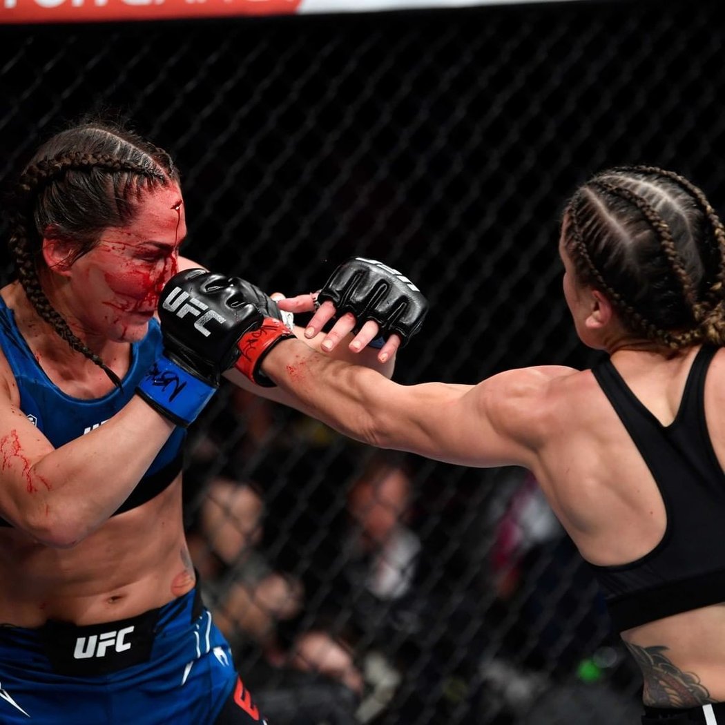 První ženský zápas turnaje UFC 264 mezi Jennifer Maiaovou a Jessicou Eyeovou. Velmi vyrovnaná bitva, kterou nejspíš díky větší přesnosti při boxerských výměnách ovládla Jennifer Maiaová. Brazilka porazila Jessicu Eyeovou na body (29-28, 29-28, 30-27)