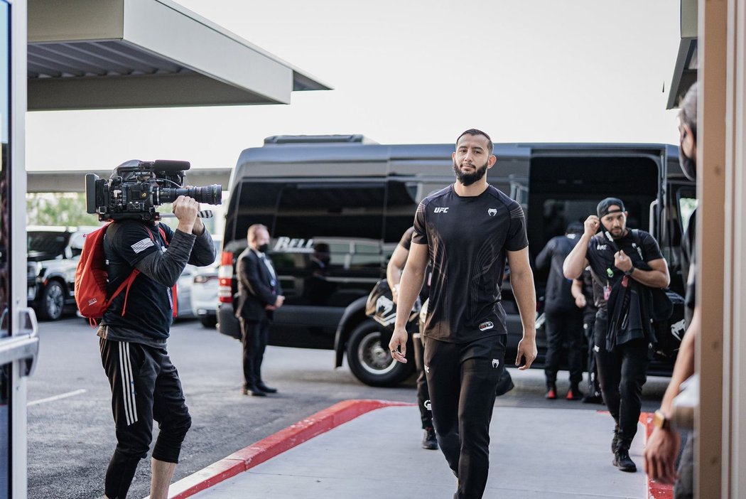 Dominick Reyes už dorazil do centra Apex v Las Vegas, kde jej čeká souboj s Jiřím Procházkou.