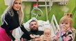 Karlos Vémola v motolské nemocnici s manželkou a dětmi