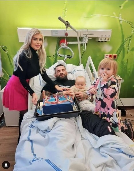 Karlos Vémola v motolské nemocnici s manželkou a dětmi