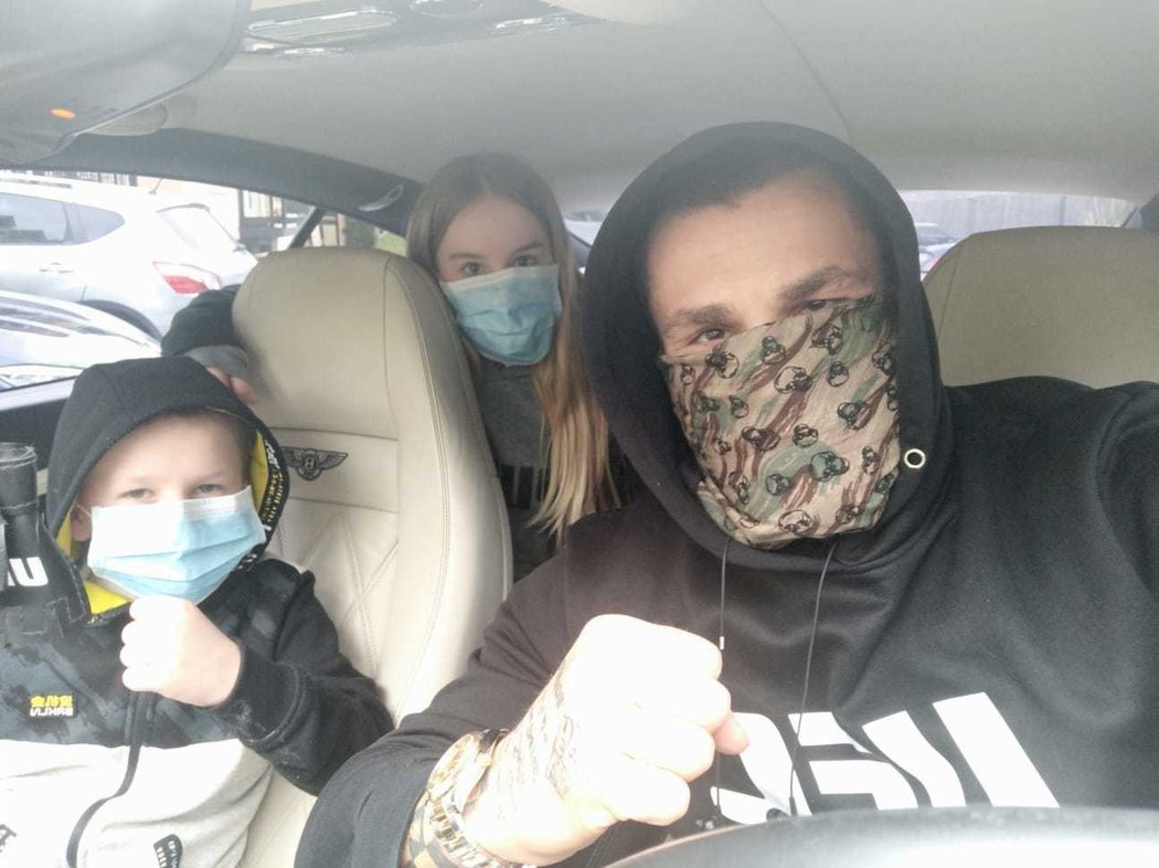 MMA zápasník Karlos Vémola se svými dětmi v rouškách