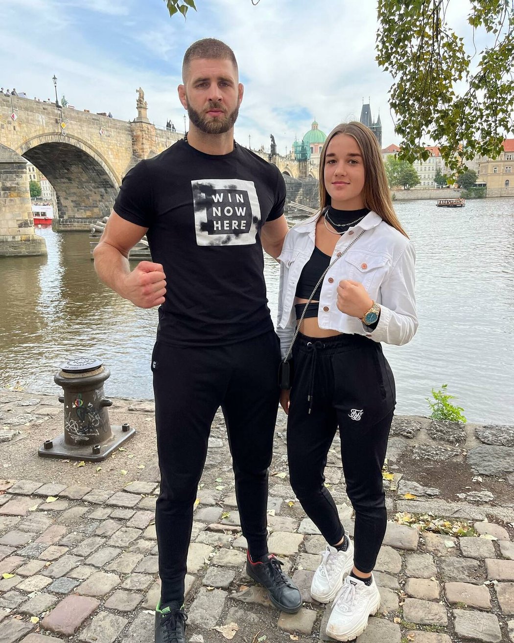 Osmnáctiletá zápasnice Veronika Zajícová se v Praze potakala s UFC šampionem Jiřím Procházkou