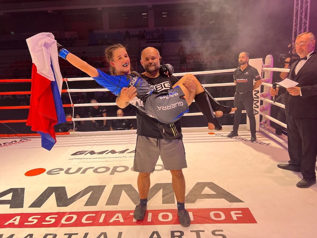Osmnáctiletá bojovnice Veronika Zajícová s tatínkem po vítězství na mistrovství Evropy