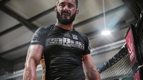 Polského zápasníka MMA zatkli kvůli krádežím aut v Česku: Vybíral si jen luxusní vozy