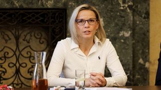 Lidé si stěžují, že k nim ministryně Mrázová chodí zadarmo bydlet Lidé si stěžují, že k nim ministryně Mrázová chodí zadarmo bydlet