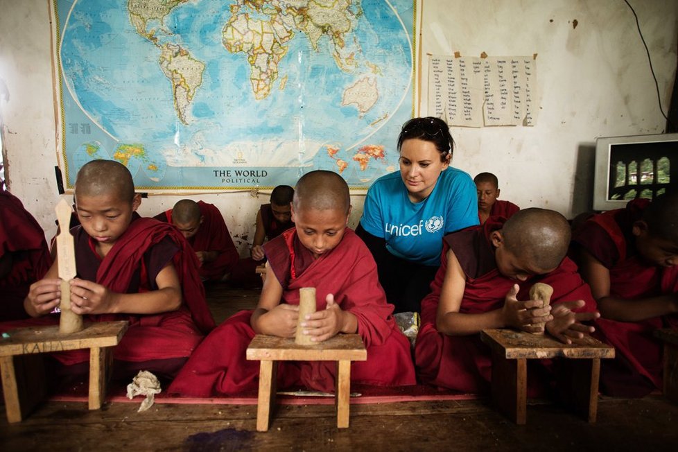 UNICEF organizuje převoz malého mnicha s postiženýma nohama do ČR.