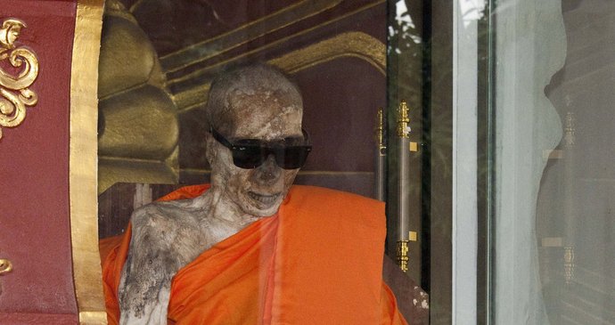 Buddhistický mumifikovaný mnich má na nose stylové sluneční brýle