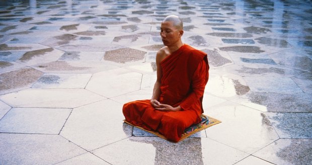 Thajská policie zadržela mnicha: Vykrádal hroby