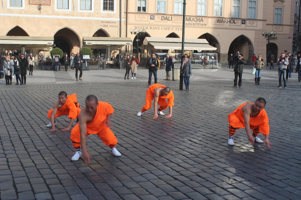 Mniši předvedli své umění v Praze